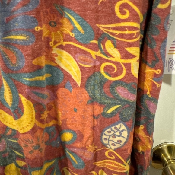 New LuLaRoe Women’s Classic T - Shirt Top Multicolor Pattern Size 3XL - Picture 3 of 7
